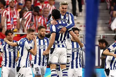 سيناريو يتكرر بعد 39 عامًا.. ريال سوسيداد يتوج بكأس ملك إسبانيا على حساب أتلتيكو مدريد